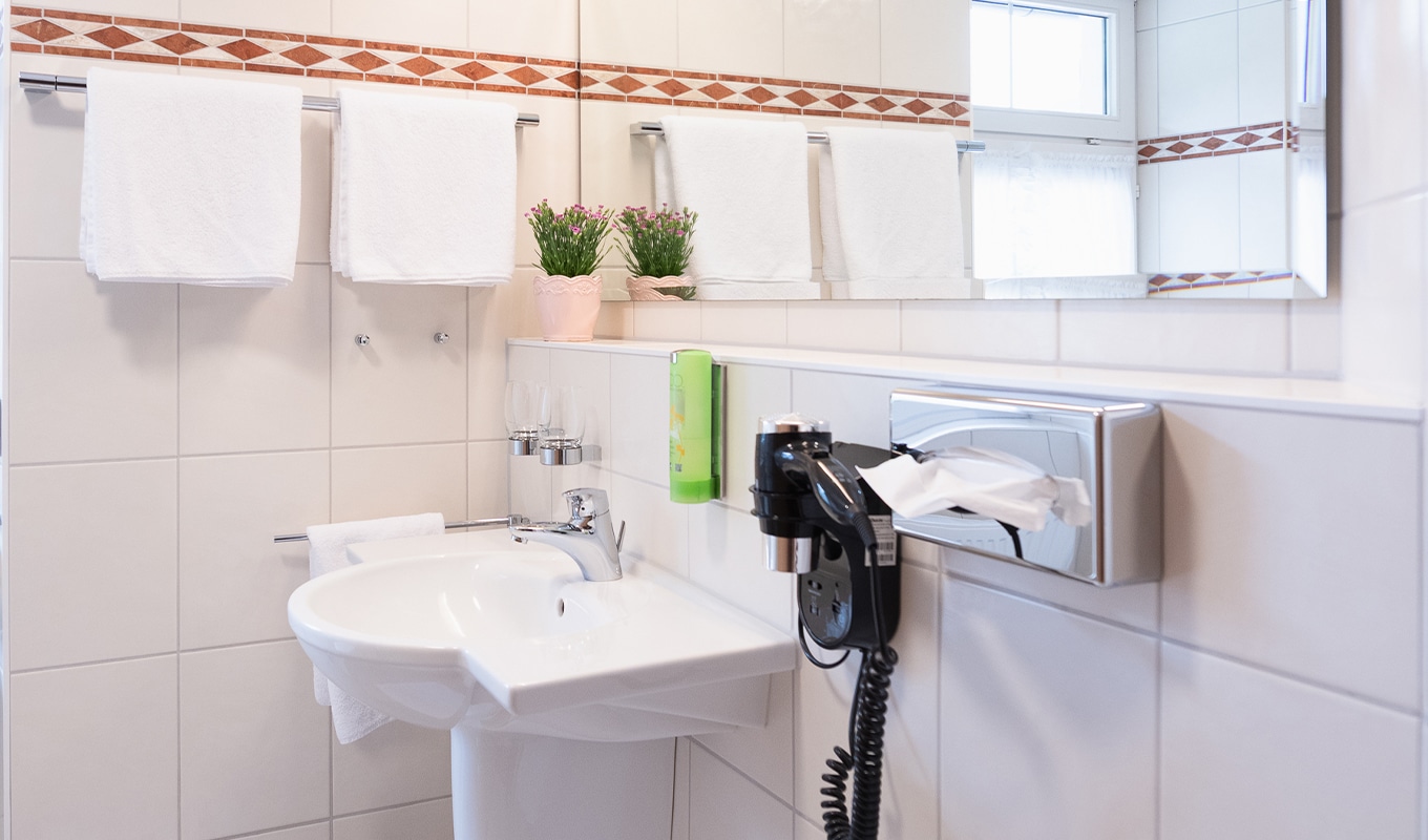 hotel-schwarzwald-komfort-doppelzimmer-badezimmer-belchenblick