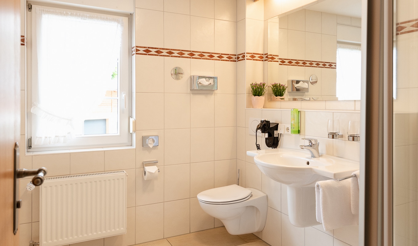 hotel-schwarzwald-wohlfuehl-apartment-badezimmer-belchenblick