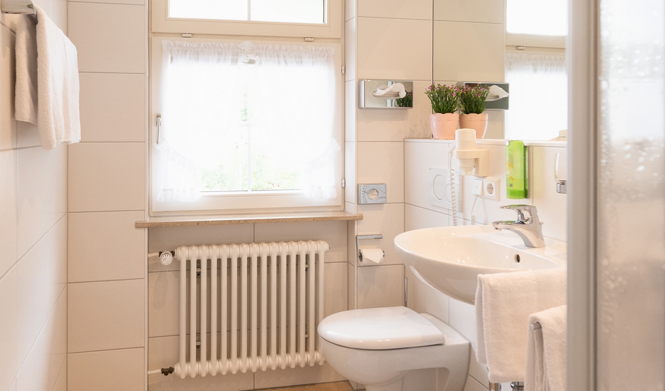 hotel-schwarzwald-wohlfuehl-doppelzimmer-badezimmer-belchenblick